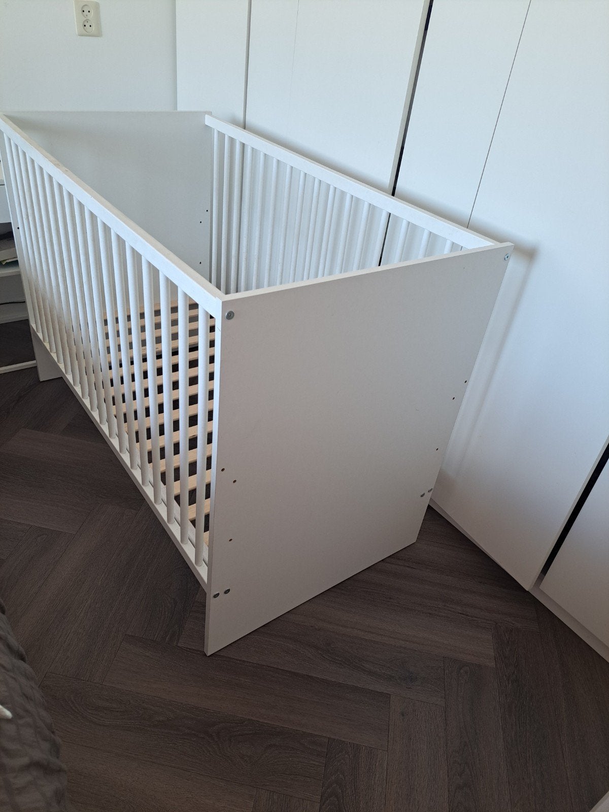 Wit houten ledikantje, Kinderen en Baby's, Ophalen, Zo goed als nieuw, Ledikant