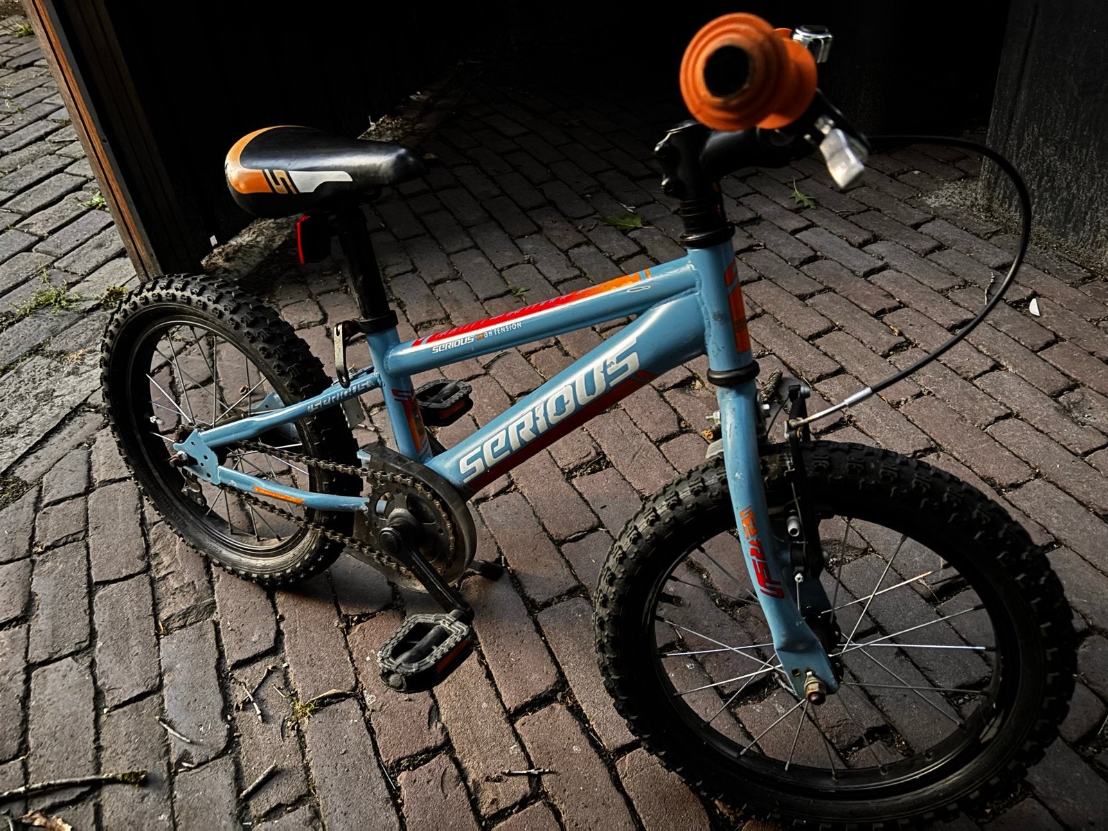 Serious Kinderfiets 16 inch - gebruikt maar in goede staat, Ophalen, Zo goed als nieuw, Velgrem, 16 tot 20 inch