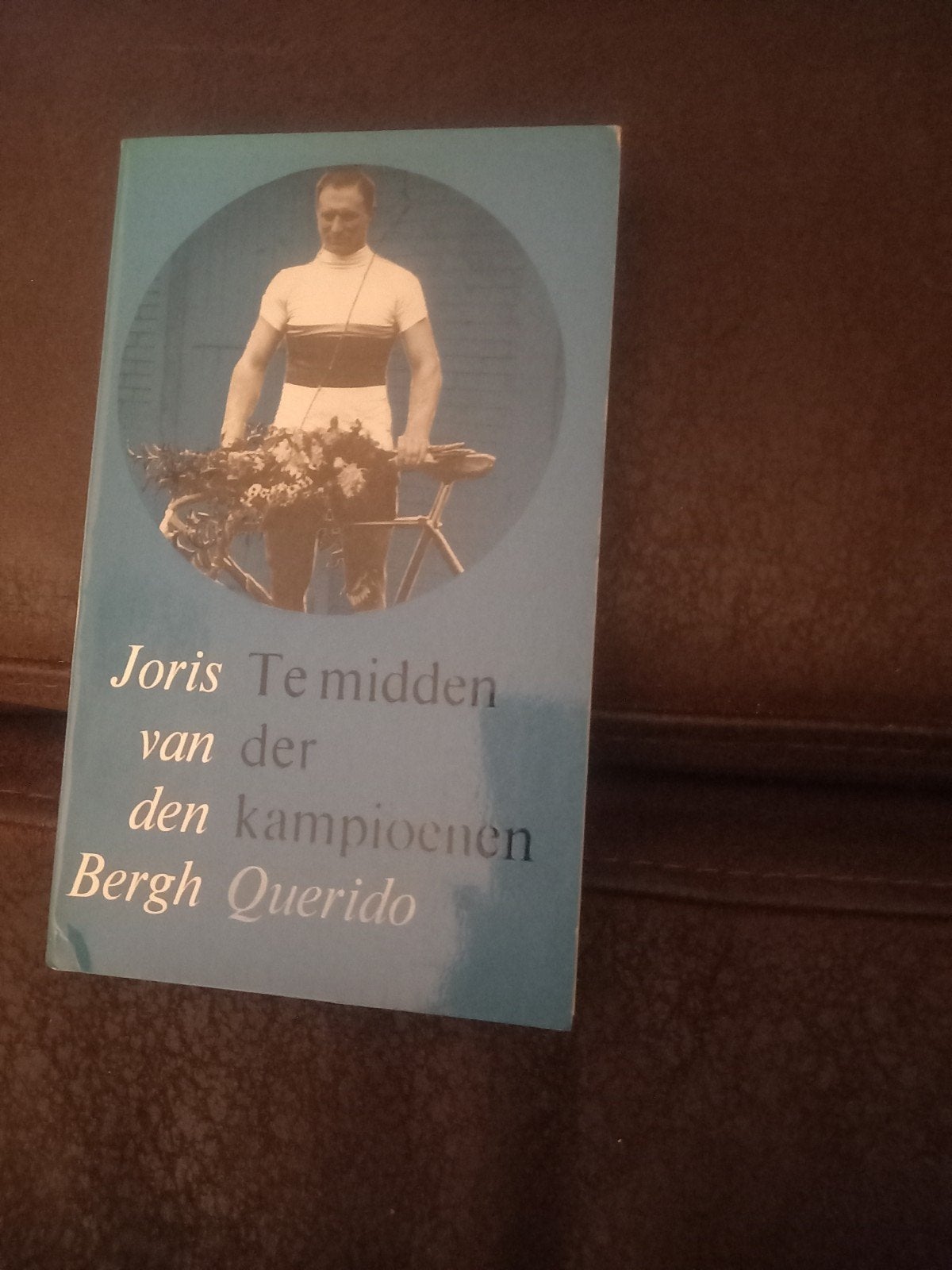 Joris van den Bergh - Te midden der kampioenen(1964), Boeken, Ophalen of Verzenden, Zo goed als nieuw, Joris van den Bergh, Lopen en Fietsen