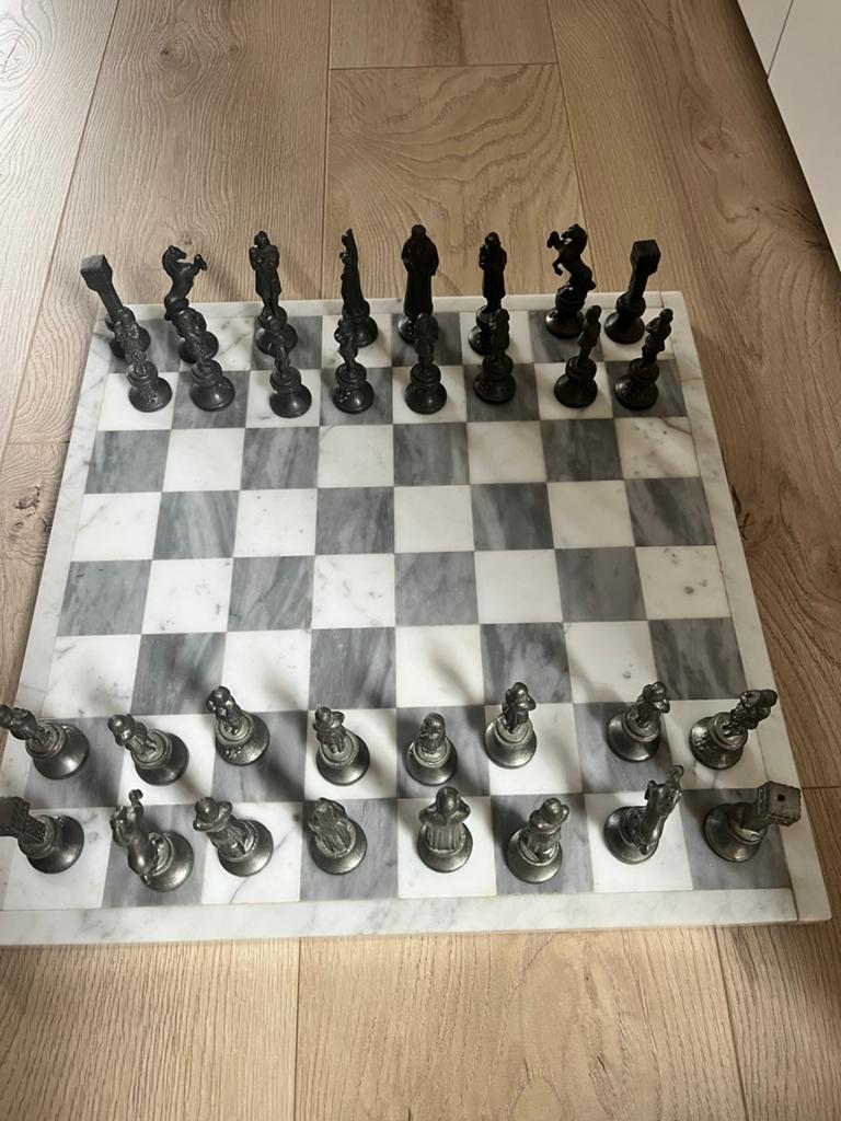 Uniek schaakspel met marmeren bord en tinnen stukken, Verzenden, Minder dan 500 stukjes, Zo goed als nieuw, Schaken
