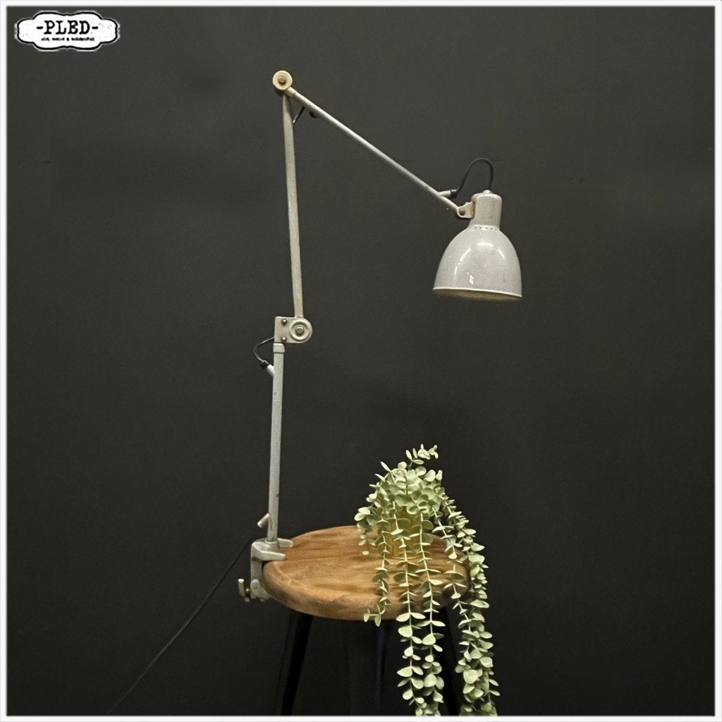 drie armige Bag Turgi werkplaatslamp met tafelklem, Gebruikt, Grijs, Bag Turgi, Nb