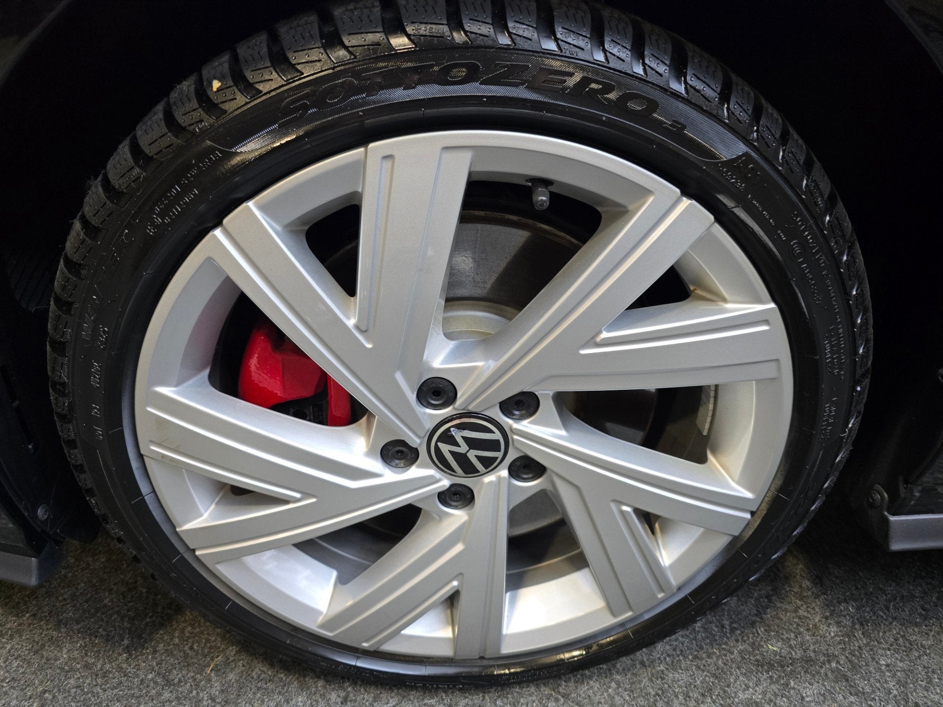 Volkswagen GOLF 1.5 eHybrid GTE IQ HUD Pano 360 Trekhaak Nav, Auto's, Volkswagen, 4 cilinders, Zwart, Plug-in hybride, 1700 kg
