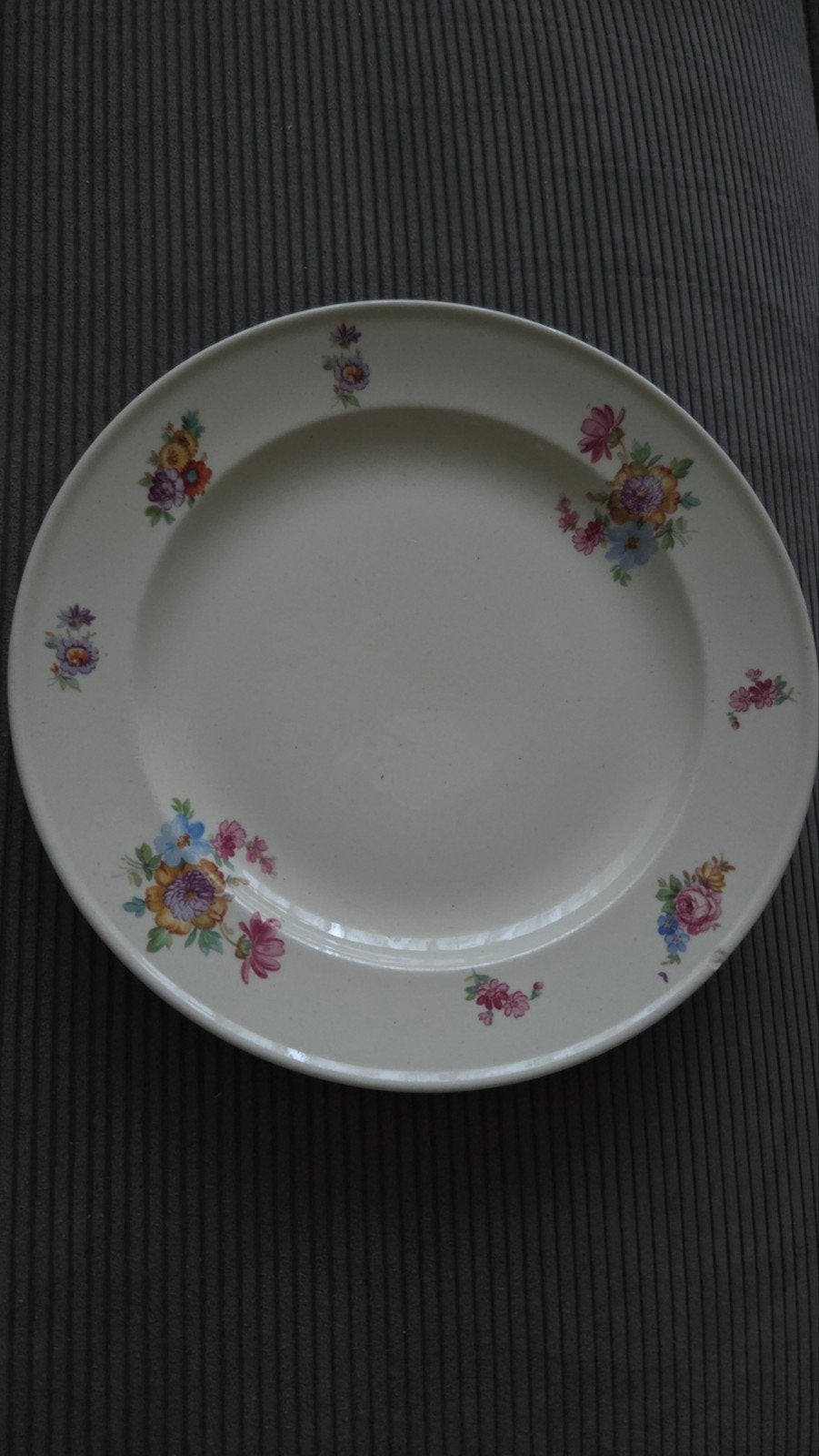 Vintage bord met bloemmotief Petrus Regout, Antiek en Kunst, Antiek | Servies los, Ophalen of Verzenden