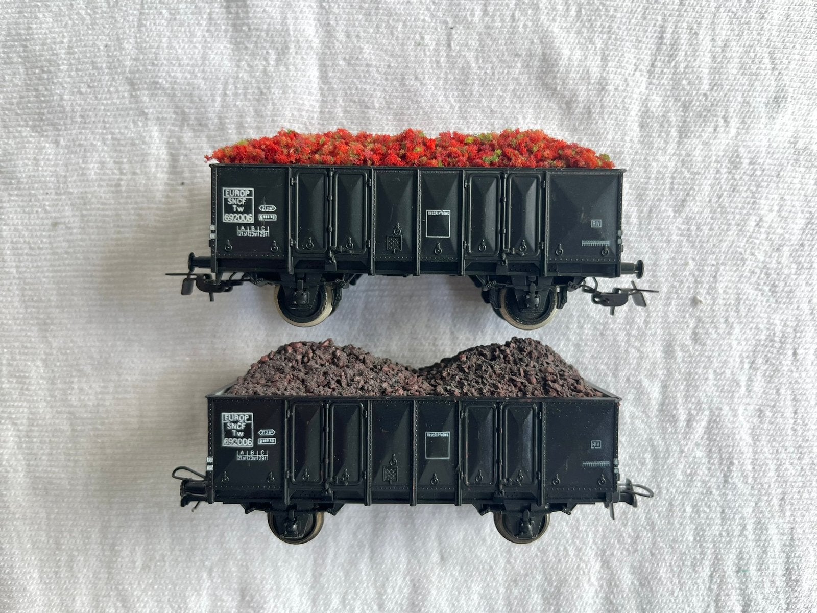2x Piko SNCF Tw bakwagens Europ (met lading) H0, Gebruikt, Gelijkstroom, Wagon, Piko
