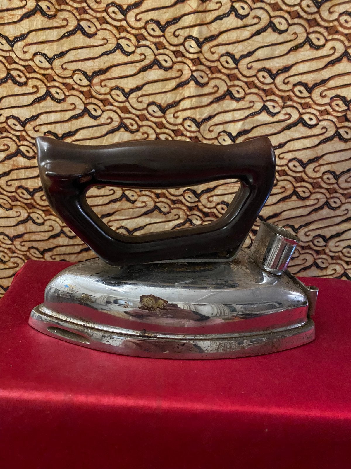 VINTAGE STRIJKIJZER MET BAKELIETEN HANDVAT., Ophalen of Verzenden