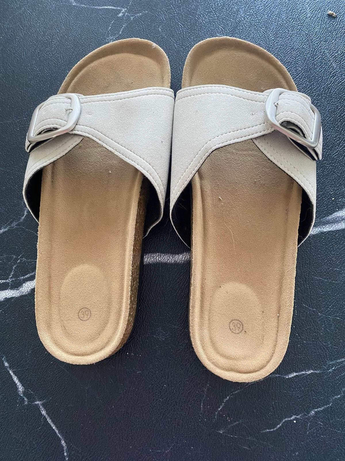 Comfortabele beige slippers maat 39, Ophalen of Verzenden, Gedragen, Beige, Slippers