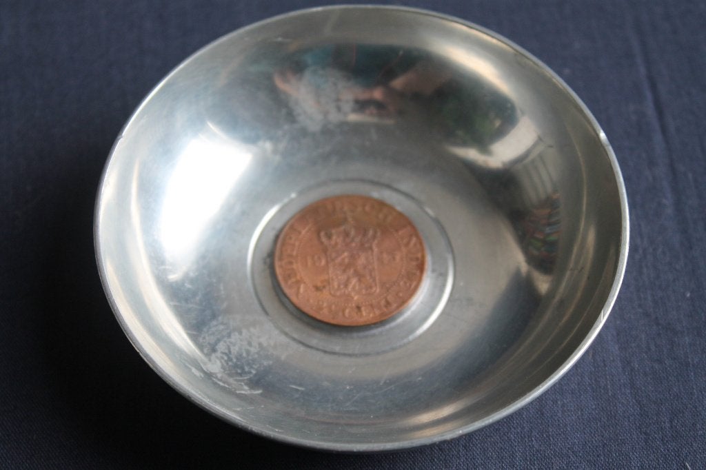 Zilverkleurig bakje met Nederlands-Indische munt (2,5 cent), Ophalen of Verzenden
