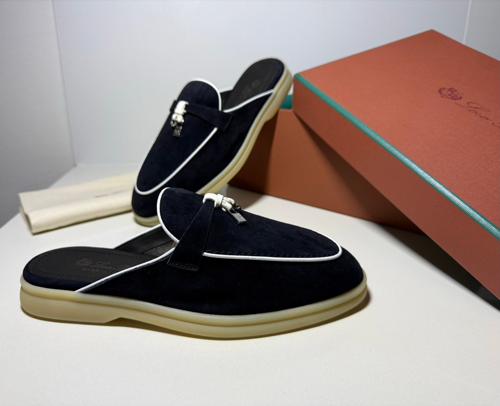 Loro Piana Summer Walk Muiltjes - Donkerblauw Suède, Ophalen of Verzenden, Nieuw, Blauw, Sandalen of Muiltjes