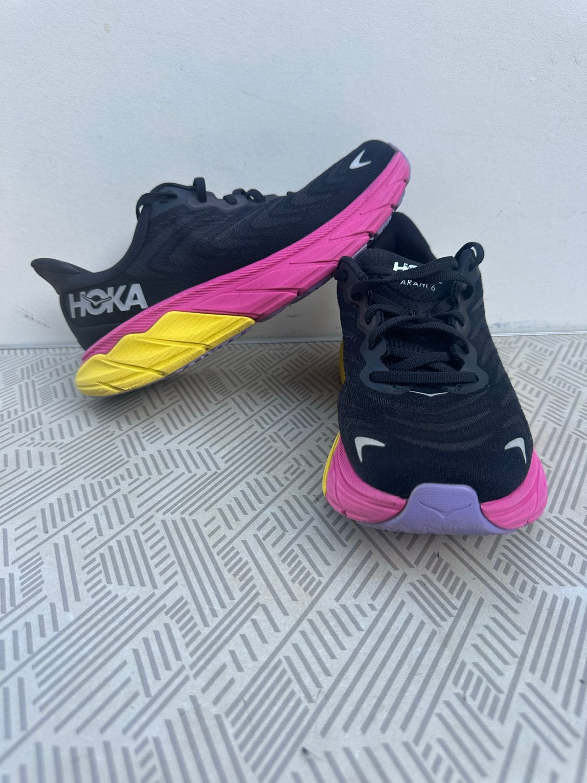 Hoka Arahi 6 hardloopschoenen - Zwart/Roze/Geel, Ophalen of Verzenden, Gedragen, Zwart, Sportschoenen