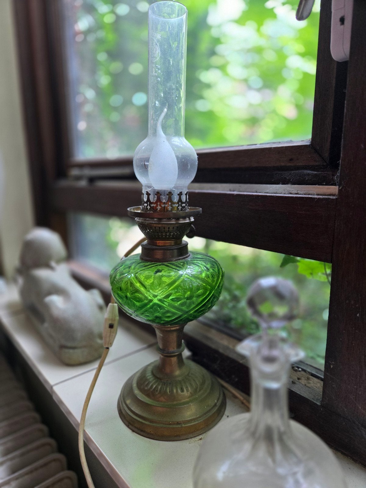 Electrisch gemaakte olielamp met groen reliëf glas, Antiek en Kunst, Antiek | Lampen, Ophalen
