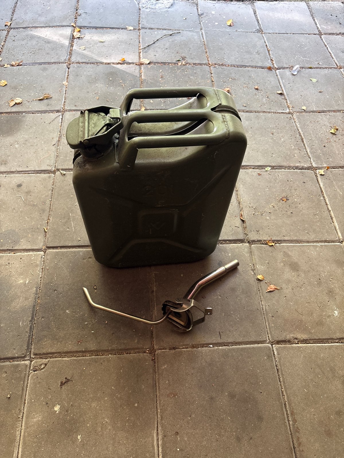 Jerrycan met schenktuit - 20 liter - Olijfgroen, Auto diversen, Ophalen