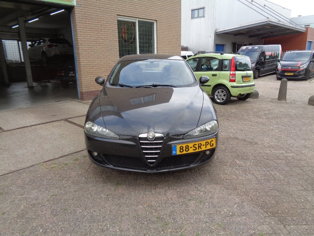 Alfa Romeo 147 2.0 T.spark 5DR 2006 Zwart APK 31-07-2027, Auto's, Voorwielaandrijving, Stof, Zwart, 400 kg