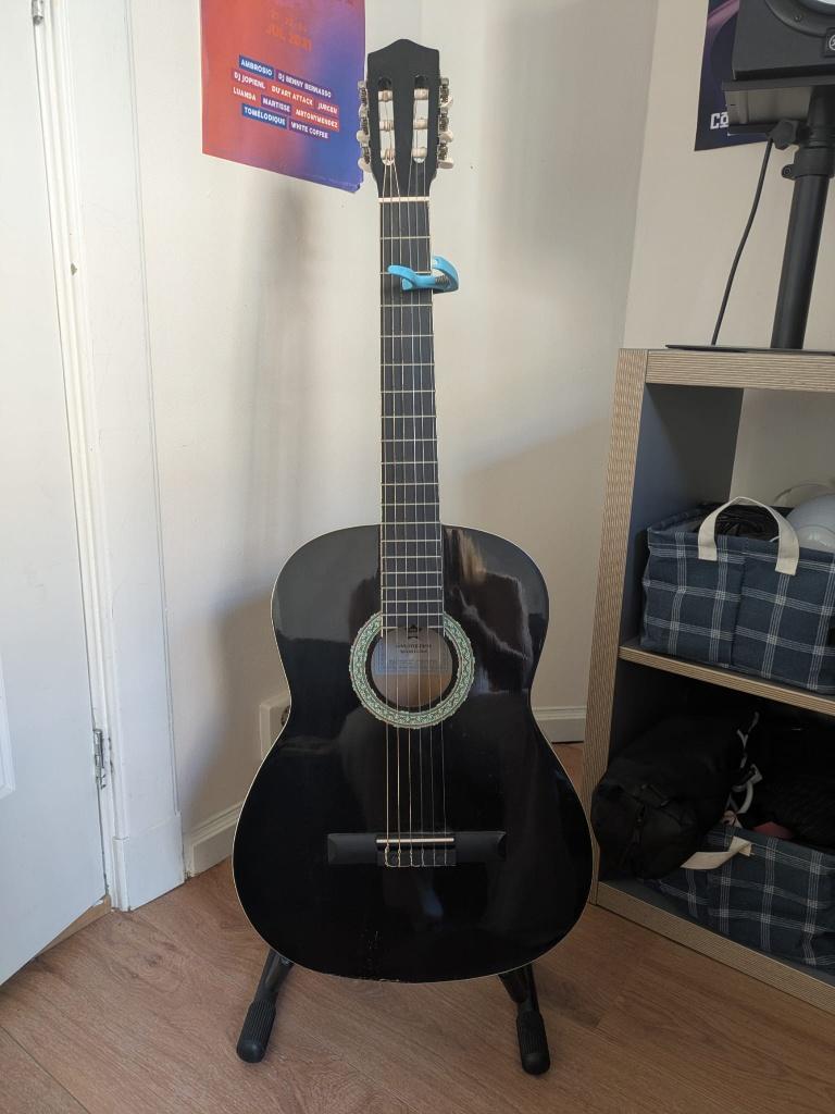 Zwarte Concertgitaar Star(ter) + Gitaarstandaard + Capo, Ophalen, Zo goed als nieuw, Klassieke of Spaanse gitaar