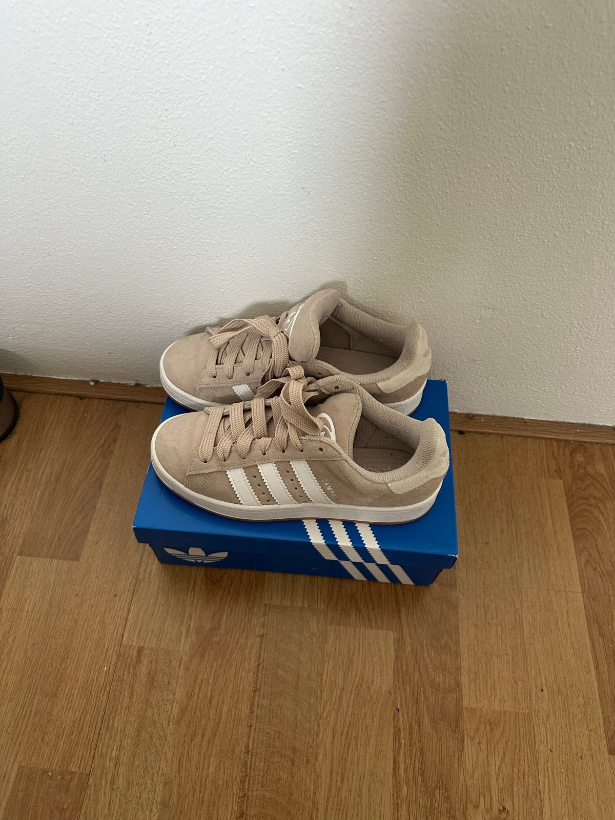 Adidas Campus sneakers - Zo goed als nieuw, Ophalen of Verzenden, Zo goed als nieuw, Beige, Sneakers of Gympen