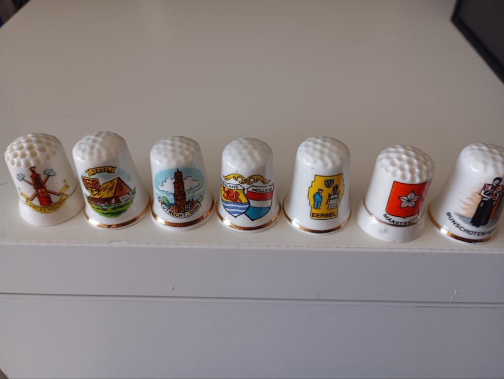 12 PLAATSEN VINGERHOEDJES BONE CHINA NU ALLES 10€ ZIE FOTO,S, Verzamelen, Ophalen of Verzenden