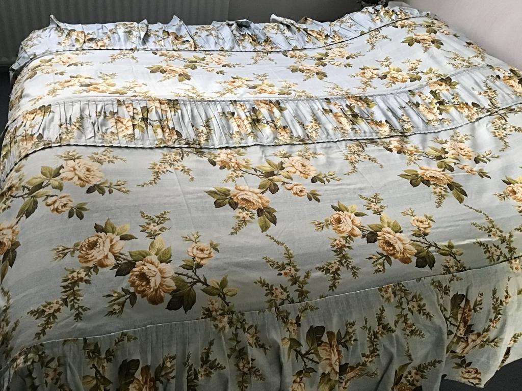 Sprei 150 x 210 cm zo goed als nieuw, Ophalen, Zo goed als nieuw, Eenpersoons, Overige typen