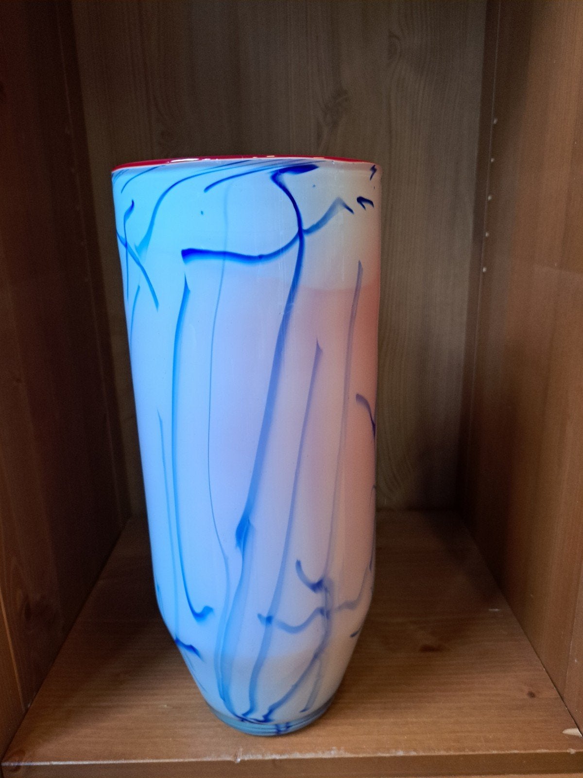 Stijvolle Hoge Glazen Vaas Wit/Blauw met Rode Binnenzijde, Antiek en Kunst, Ophalen