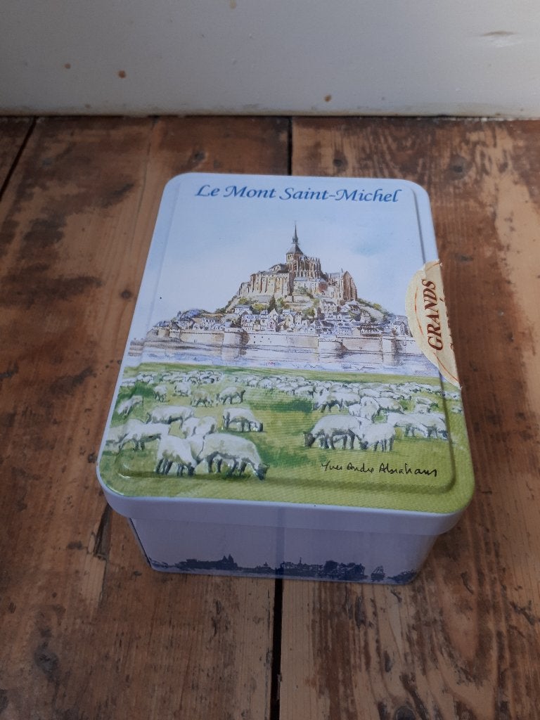 Leuk bewaarblikje Le Mont Saint-Michel - met reliëf!, Ophalen of Verzenden, Gebruikt, Koek(jes), Overige merken