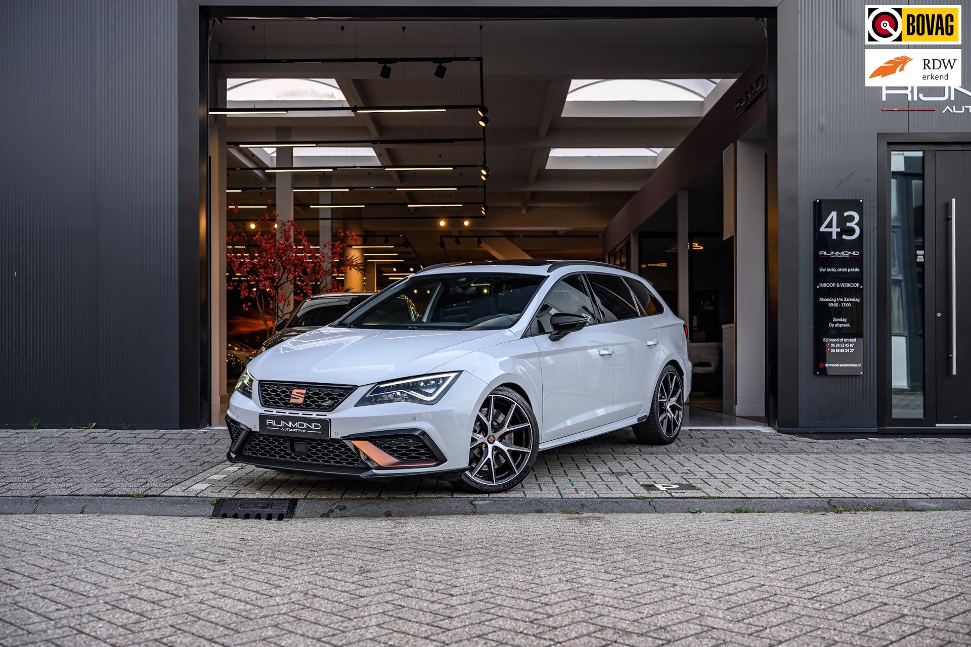 Seat Leon ST 2.0 TSI CUPRA R 4DRIVE |Pano|Carbon|Brembo|Beat, Auto's, Automaat, Dealer onderhouden, 15 km/l, Gebruikt