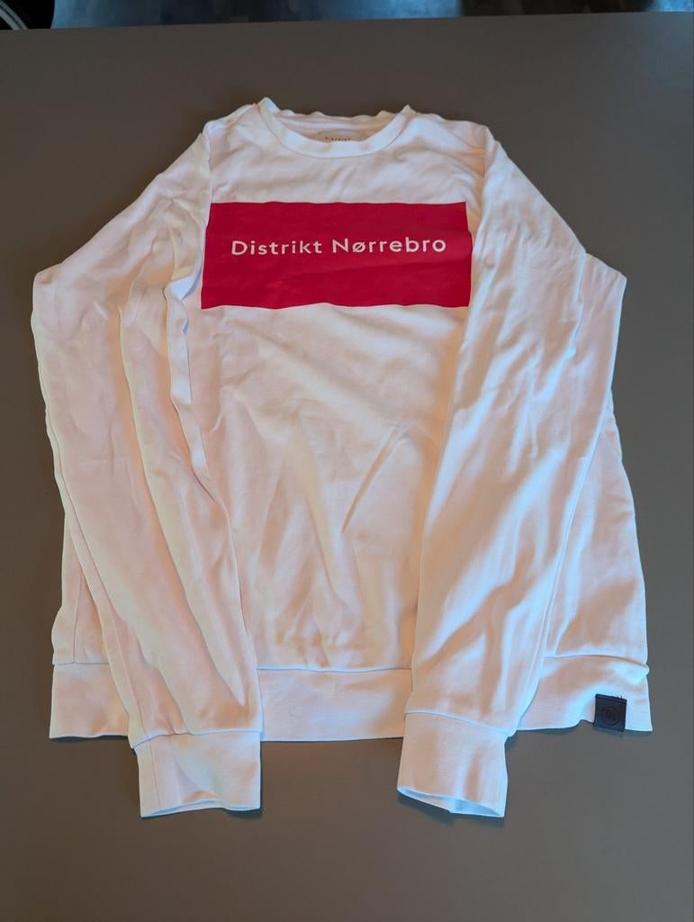 Distrikt Nørrebro sweater wit met rood logo, Ophalen of Verzenden, Zo goed als nieuw, Wit, Distrikt Nørrebro