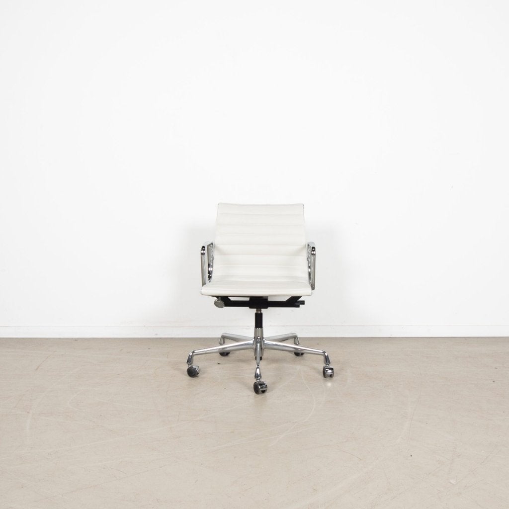 Vitra Eames EA117 Bureaustoel Wit Leer - Chroom, Niet ingevuld, Zo goed als nieuw, Niet ingevuld, Niet ingevuld