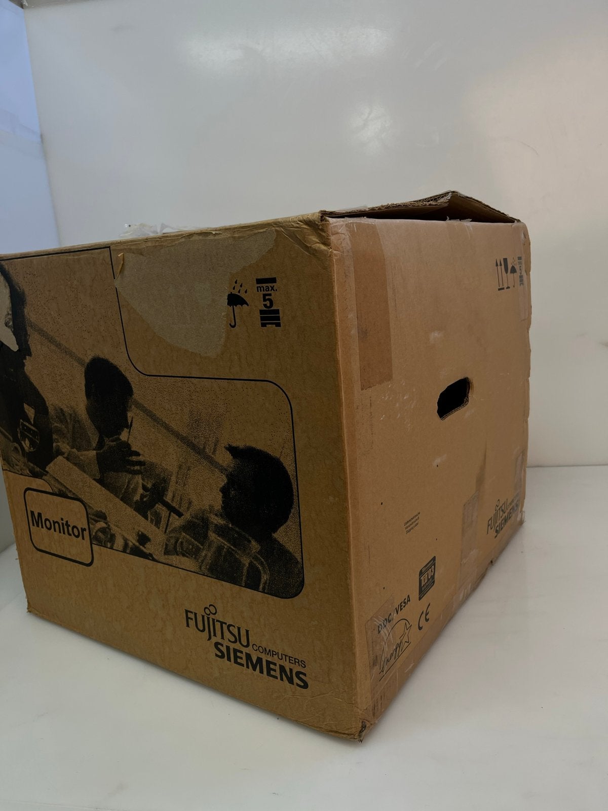 Nieuwe 17 inch Fujitsu Siemens B772-1 beeldscherm (CRT), Computers en Software, Monitoren, Nieuw, Ophalen of Verzenden, Overige typen
