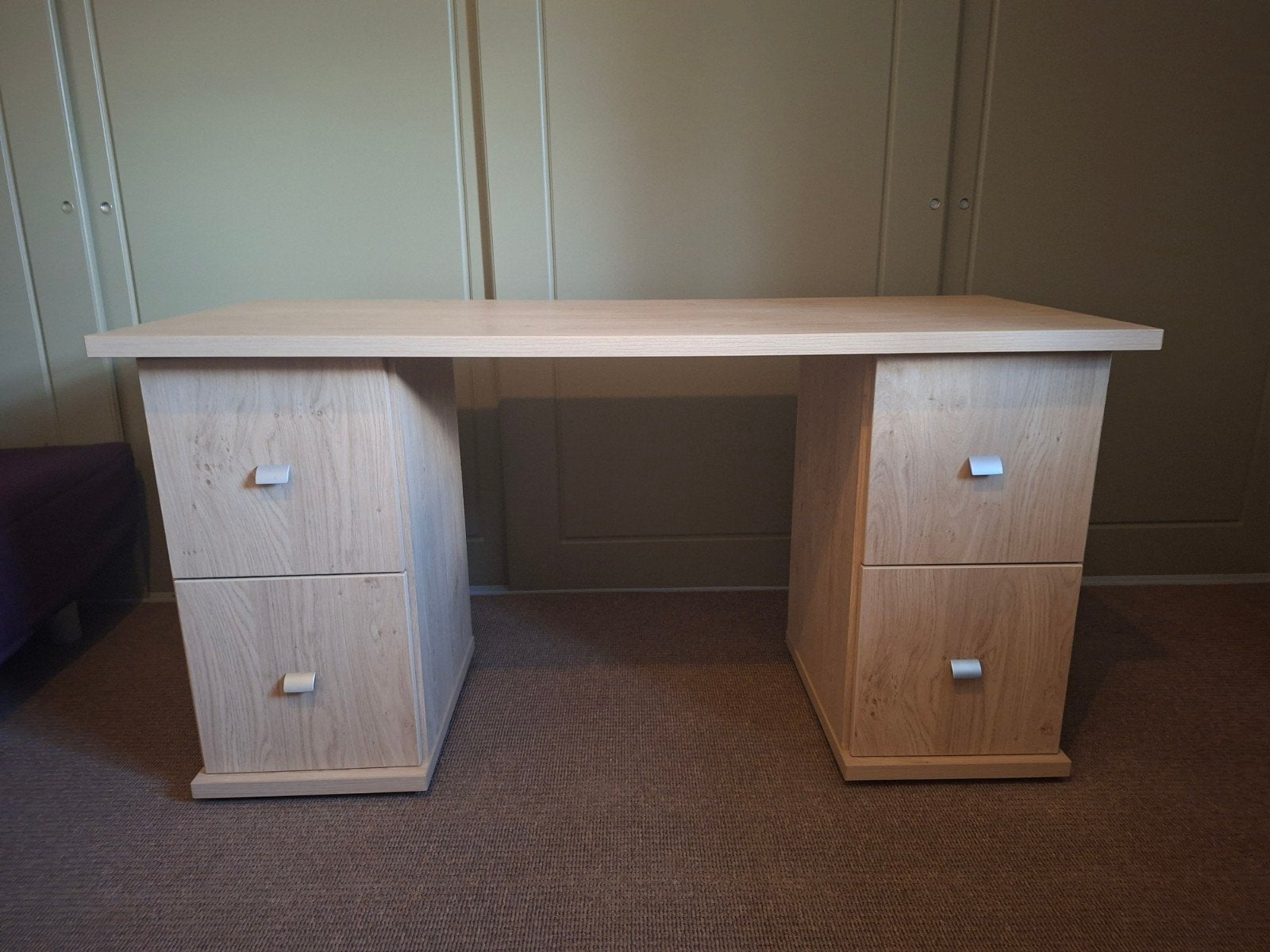 Stevig bureau met laden en deurtjes .    Mooie lichte kleur., Huis en Inrichting, Met lades, Hout, Kinderbureau, Zo goed als nieuw