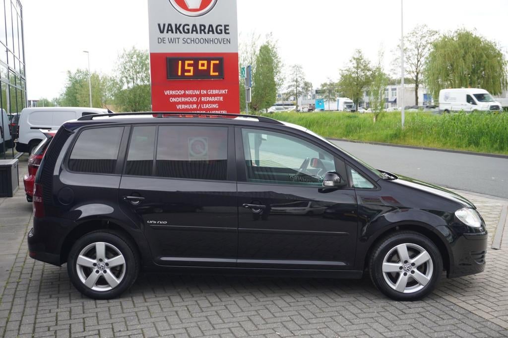 Volkswagen Touran 1.6 Trendline 7p / Trekhaak / Stoelverwarm, Voorwielaandrijving, Stof, Gebruikt, Zwart