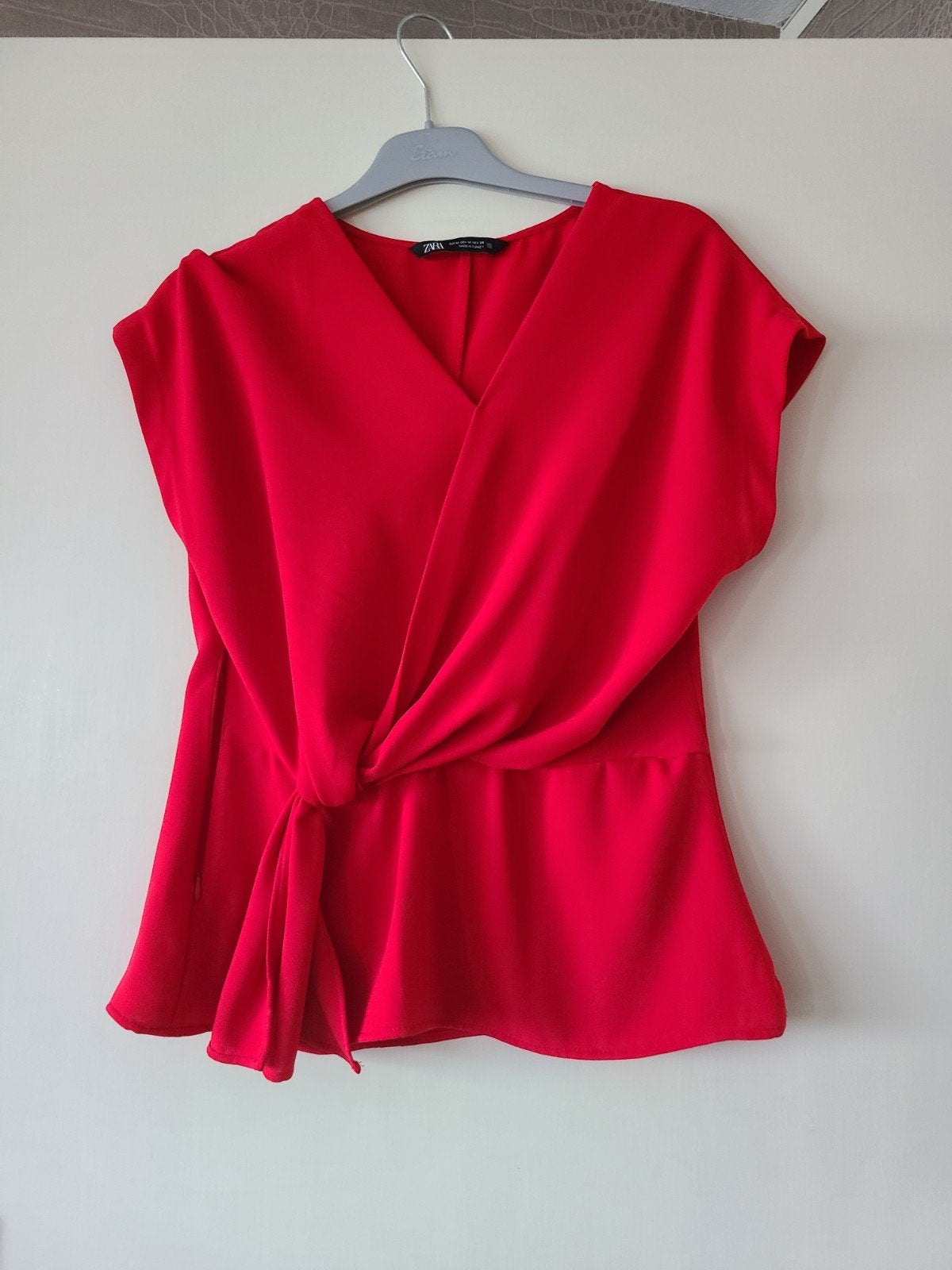 Nieuwe Zara rode top met knoopdetail - Maat M, Maat 38/40 (M), Zara, Nieuw, Ophalen of Verzenden
