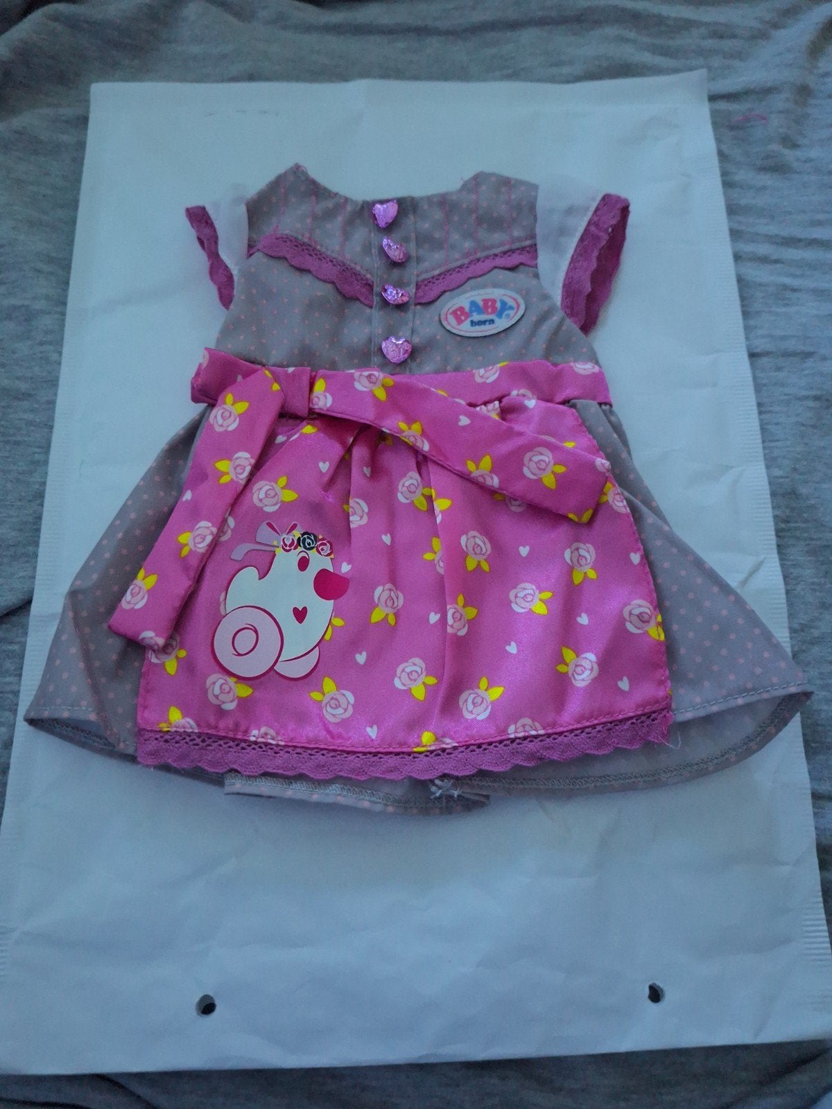 Baby Born Pop Meisje 43 Cm Roze-Grijze Tiroler Jurkje Nieuw., Ophalen of Verzenden, Nieuw
