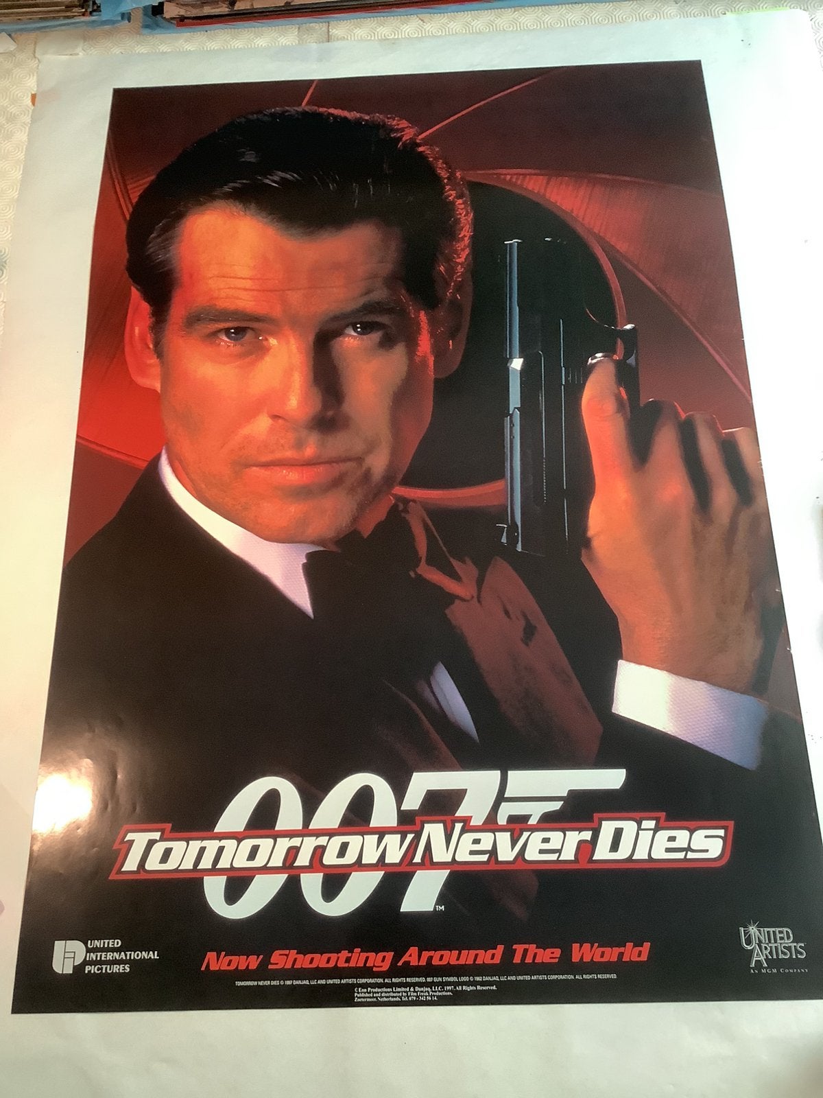 TOMORROW NEVER DIES   filmposter  70-100 cm  HERDRUK, Verzamelen, Ophalen of Verzenden, Zo goed als nieuw, A1 t/m A3, Film en Tv
