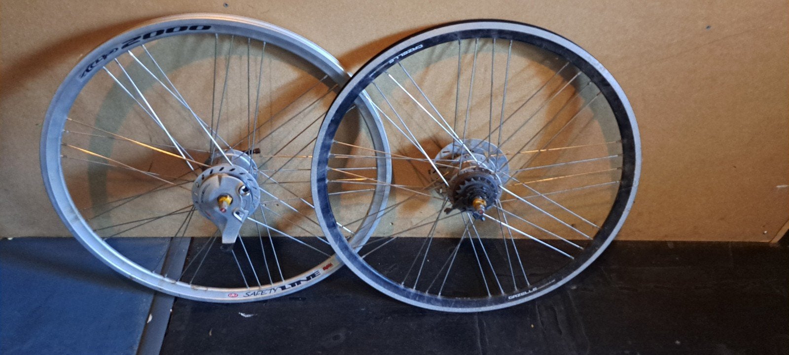 2x 28 inch achterwiel en nexus voorwiel naaf, Gebruikt, Aluminium, Stadsfiets, Ophalen