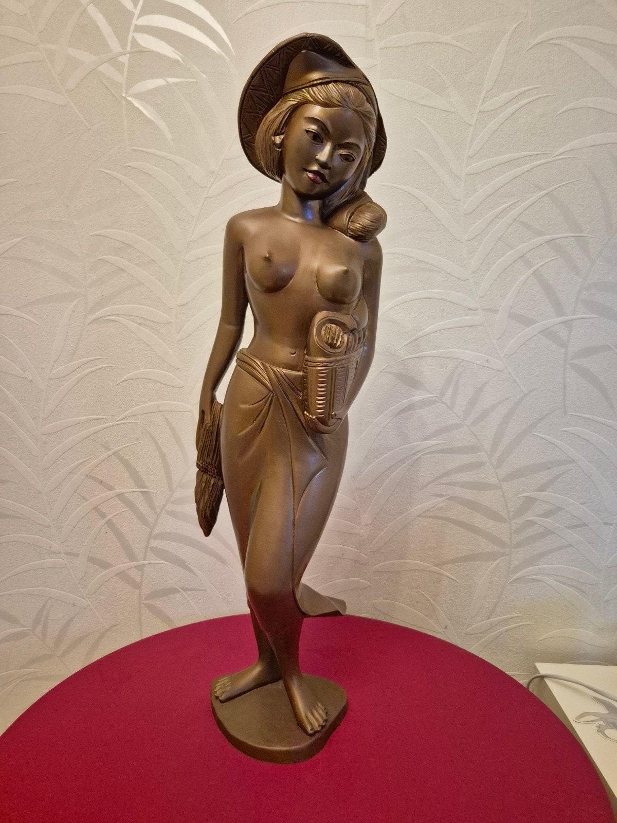Bronzen beeld van Aziatische vrouw met hoed en mand, Ophalen, 50 - 100 cm, Brons, Bruin
