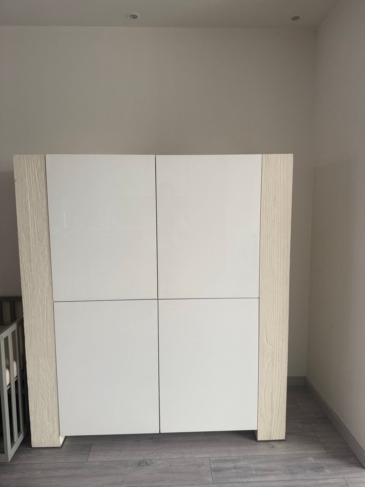 Moderne witte kast met houtlook accenten van Goossens, 100 tot 150 cm, Ophalen of Verzenden, Zo goed als nieuw, 150 tot 200 cm