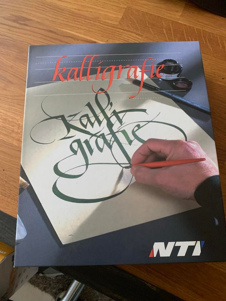 Kalligrafie cursusboek NTI - Leer de kunst van het schoonsch, Ophalen of Verzenden, Alpha, Zo goed als nieuw, Overige niveaus