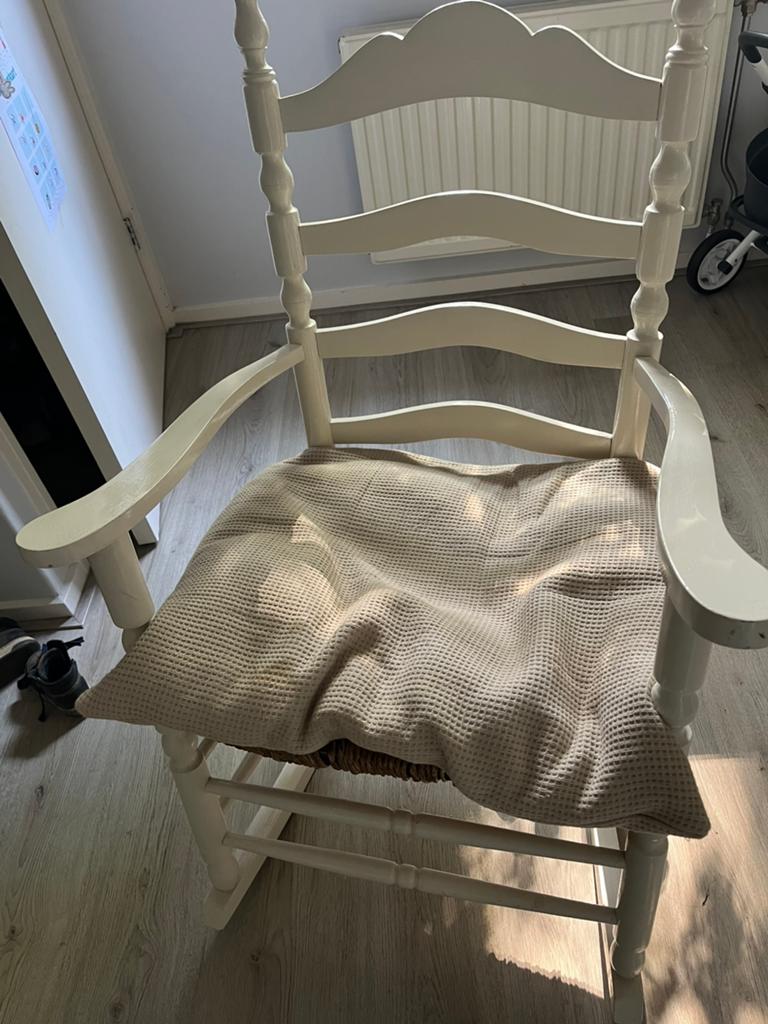 Mooie houten schommelstoel, Huis en Inrichting, Stoelen, Ophalen of Verzenden, Zo goed als nieuw, Bruin, Eén