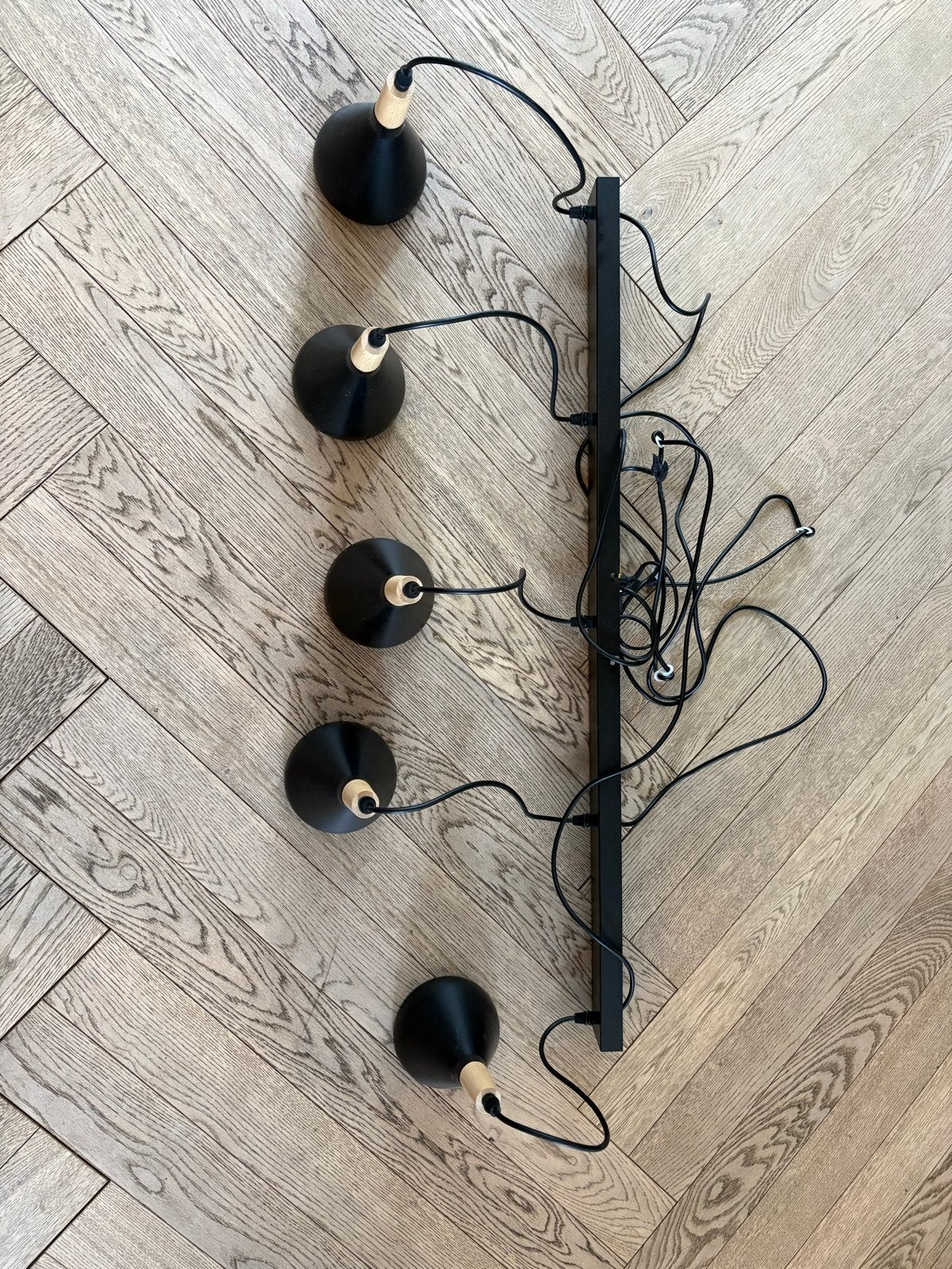 Lindby Hanglamp Zwart met Houten Details - 5x E14, Huis en Inrichting, Lampen | Hanglampen, Ophalen, Zo goed als nieuw, Metaal