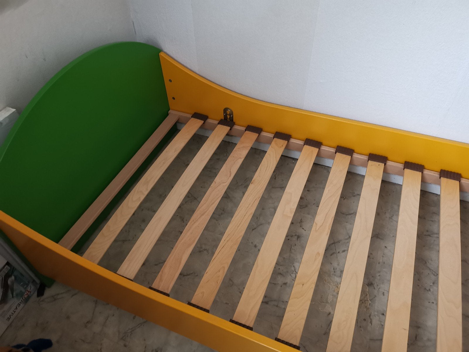 Vrolijk gekleurd 1 persoons (kinder) bed, Huis en Inrichting, Slaapkamer | Bedden, Ophalen, 90 cm, Eenpersoons, Zo goed als nieuw