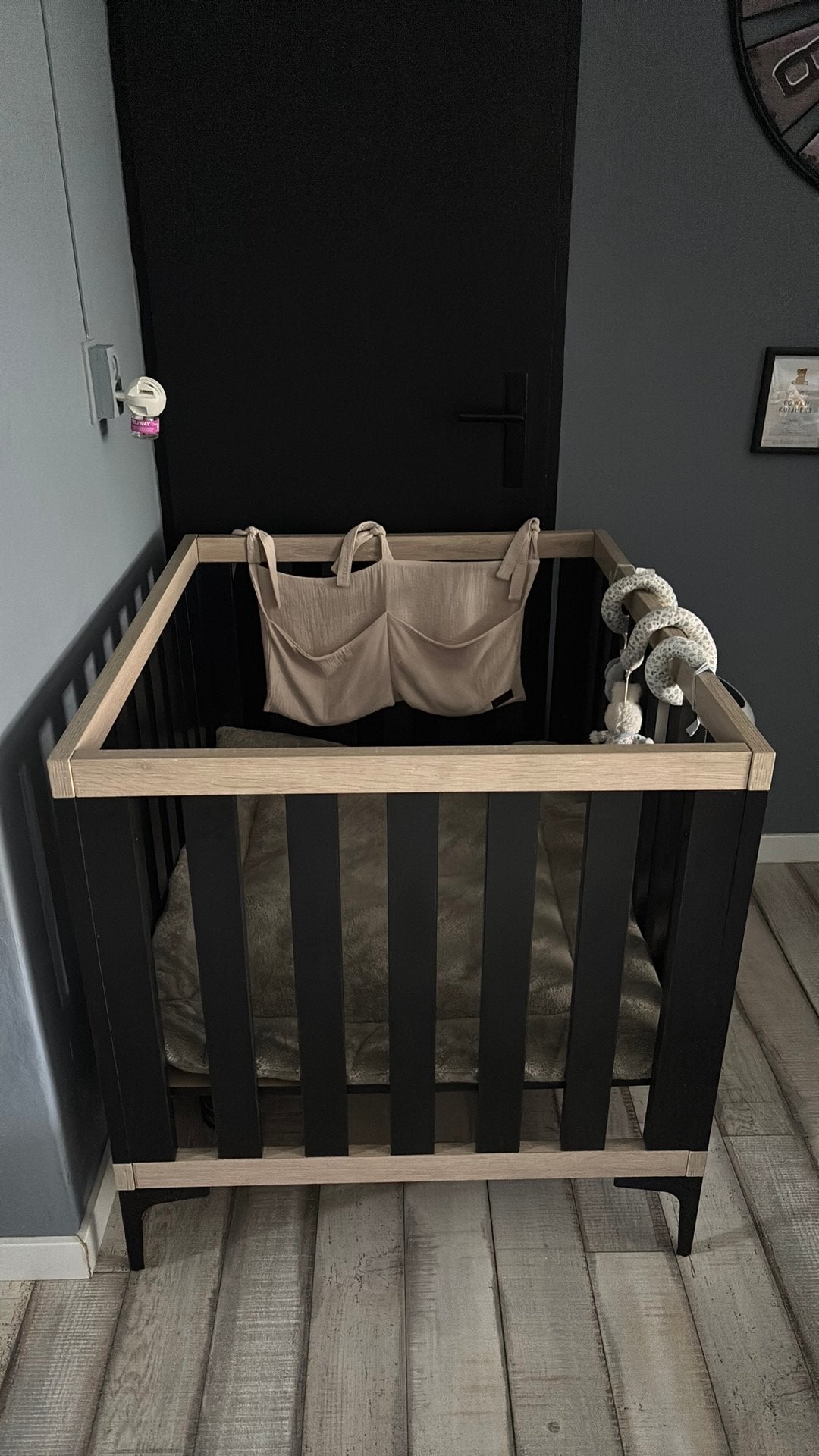 Interbaby Box met Zwart en Houtdesign - geen beschadigingen, Ophalen, Zo goed als nieuw, Vierkant, In hoogte verstelbaar