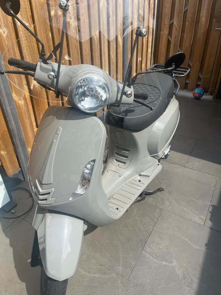 Mooie scooter, rijdt goed, kleine aandachtspunt, Fietsen en Brommers, Snorfietsen en Snorscooters, Ophalen of Verzenden, Gebruikt
