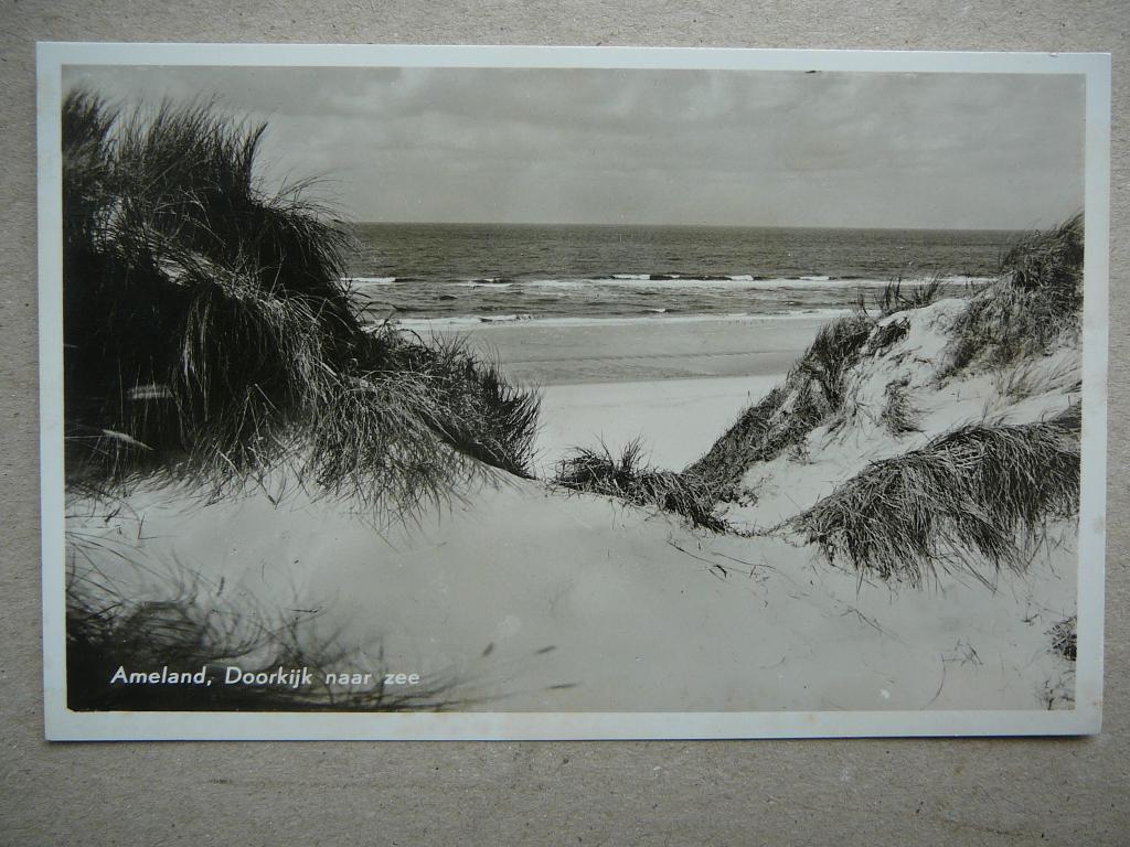 Ameland. Doorkijk naar zee., Ophalen of Verzenden, 1940 tot 1960, Ongelopen, Waddeneilanden