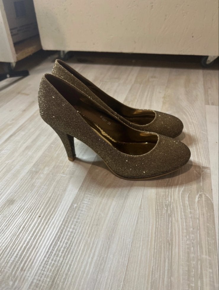 Nieuwe gouden glitter pumps met hak, Kleding | Dames, Schoenen, Ophalen of Verzenden, Nieuw, Overige kleuren, Pumps