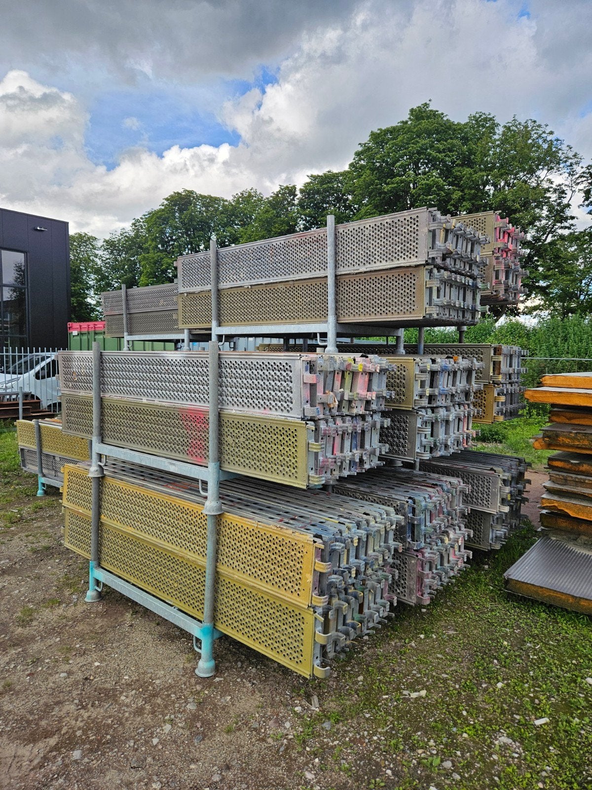 Layher stalen vlonders roostervloeren 2,57x0,32 mtr, Doe-het-zelf en Verbouw, Steigers, Ophalen, Gebruikt, ., 5 meter of hoger