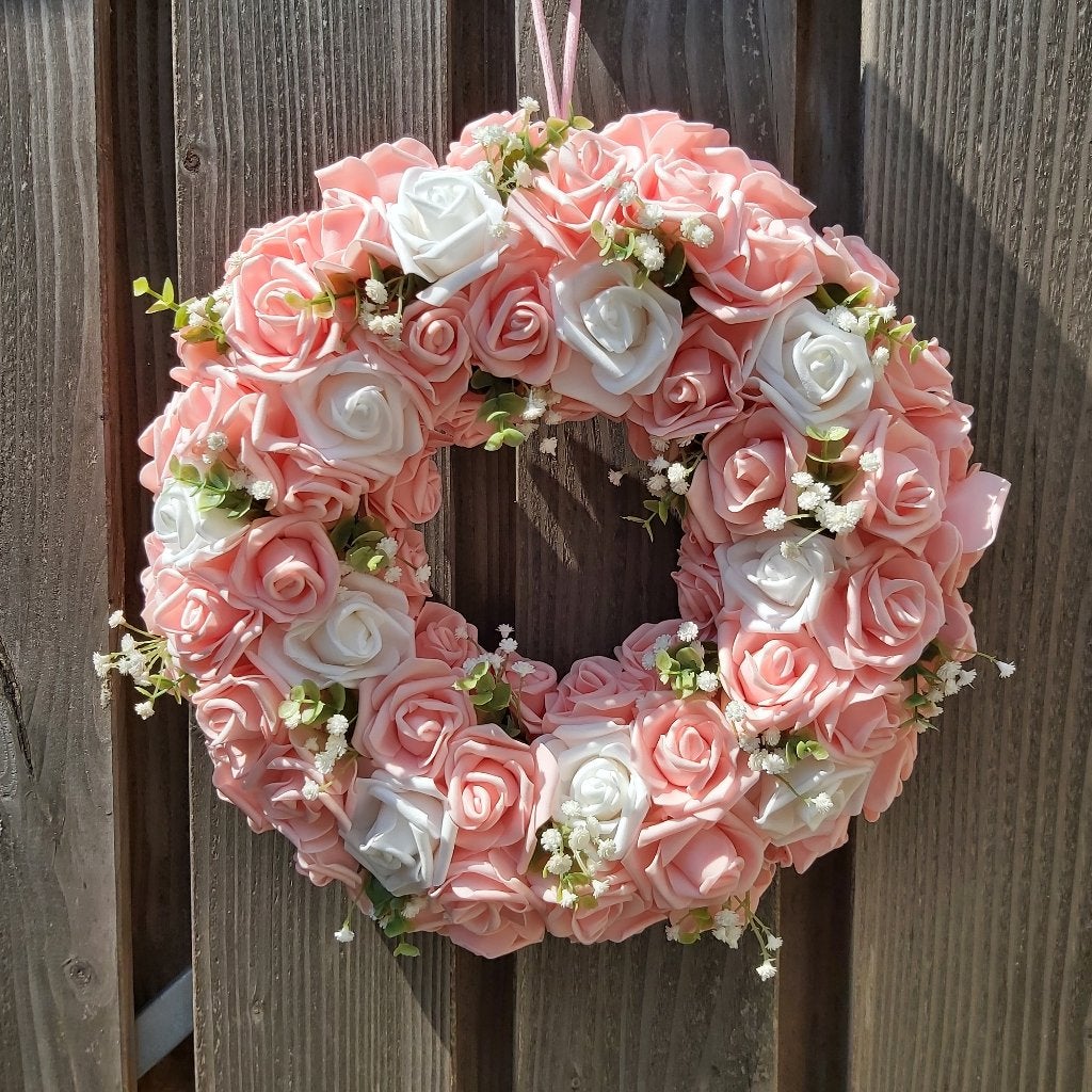 Handgemaakte bloemenkrans  in roze en witte rozen en licht, Ophalen of Verzenden, Nieuw