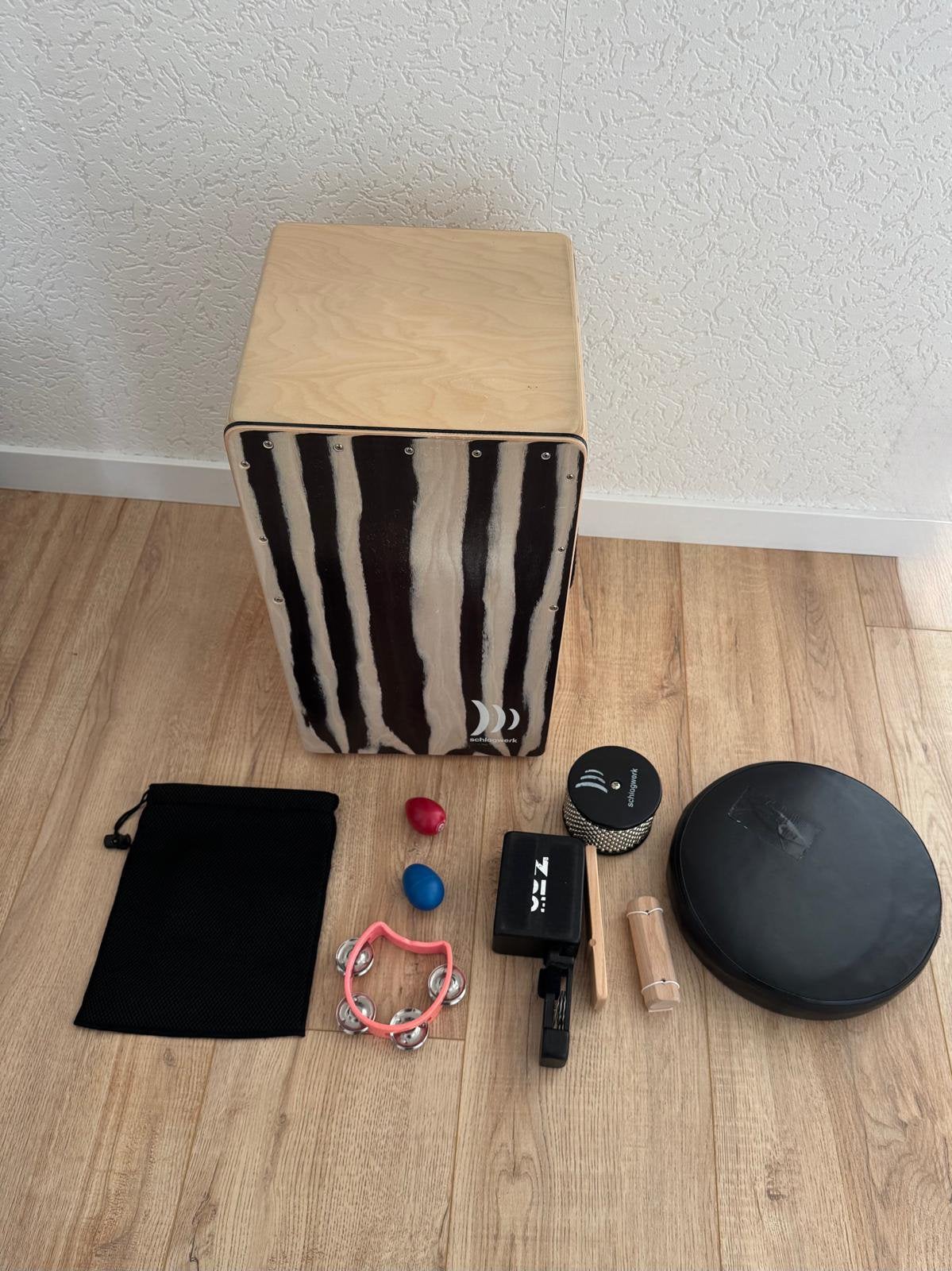 Schlagwerk Cajon Agile Pro Zebra set + pedaal & accessoires, Ophalen of Verzenden, Zo goed als nieuw, Trommel