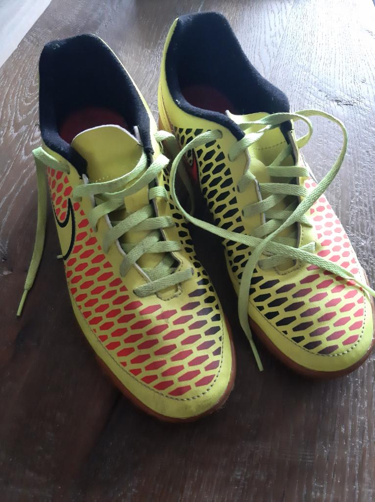 Nike voetbalschoenen maat 42, Sport en Fitness, Voetbal, Gebruikt, Maat XS of kleiner, Schoenen, Ophalen of Verzenden