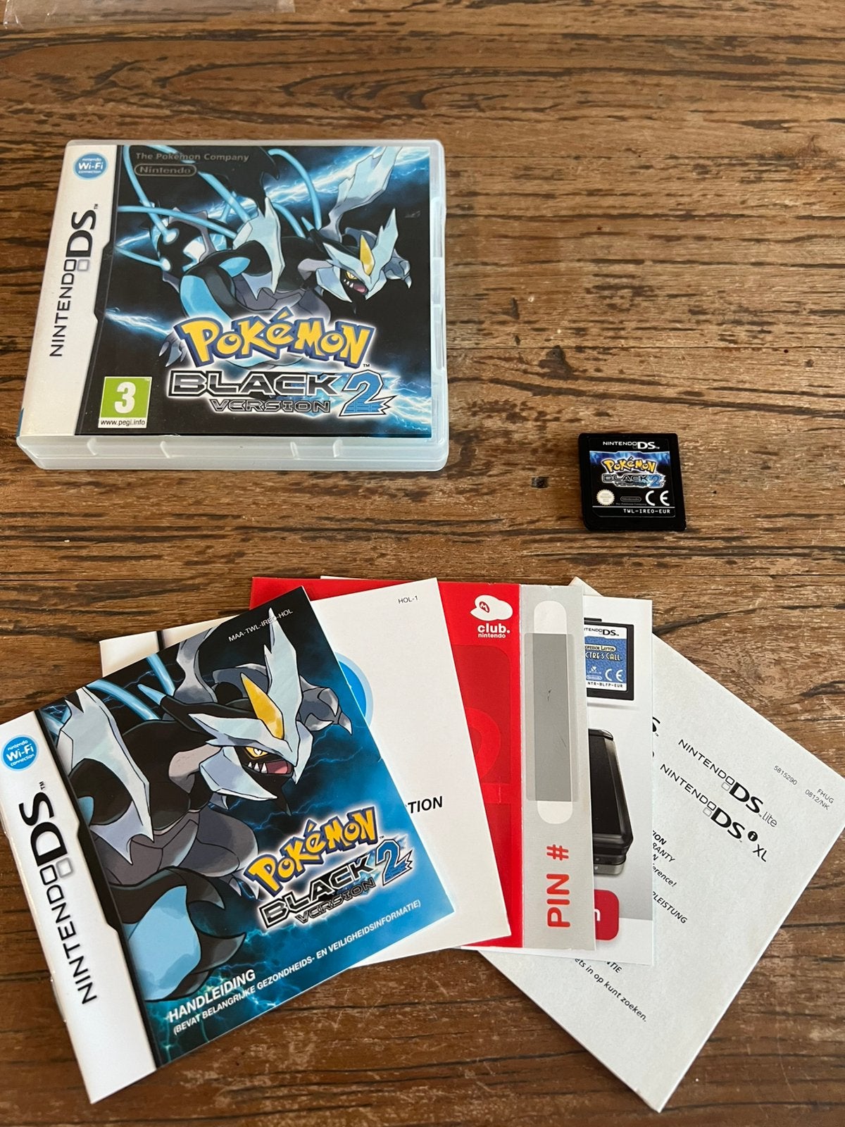 Pokémon Black 2 (Nintendo DS) - Compleet met boekjes, Spelcomputers en Games, Gekoppelde computers, 1 speler, Ophalen of Verzenden