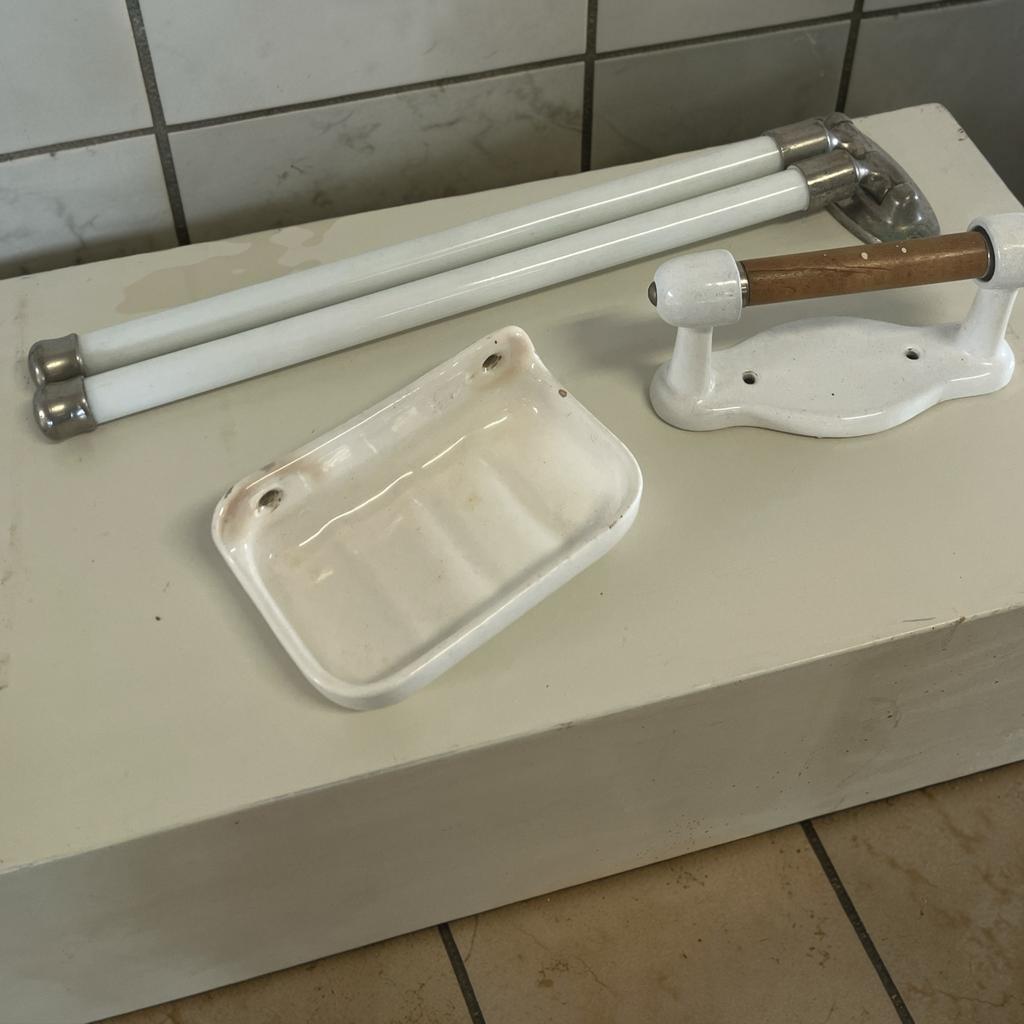 Antieke badkamer Bauhaus set: handdoek-, wc-rol-houder, Antiek en Kunst, Ophalen