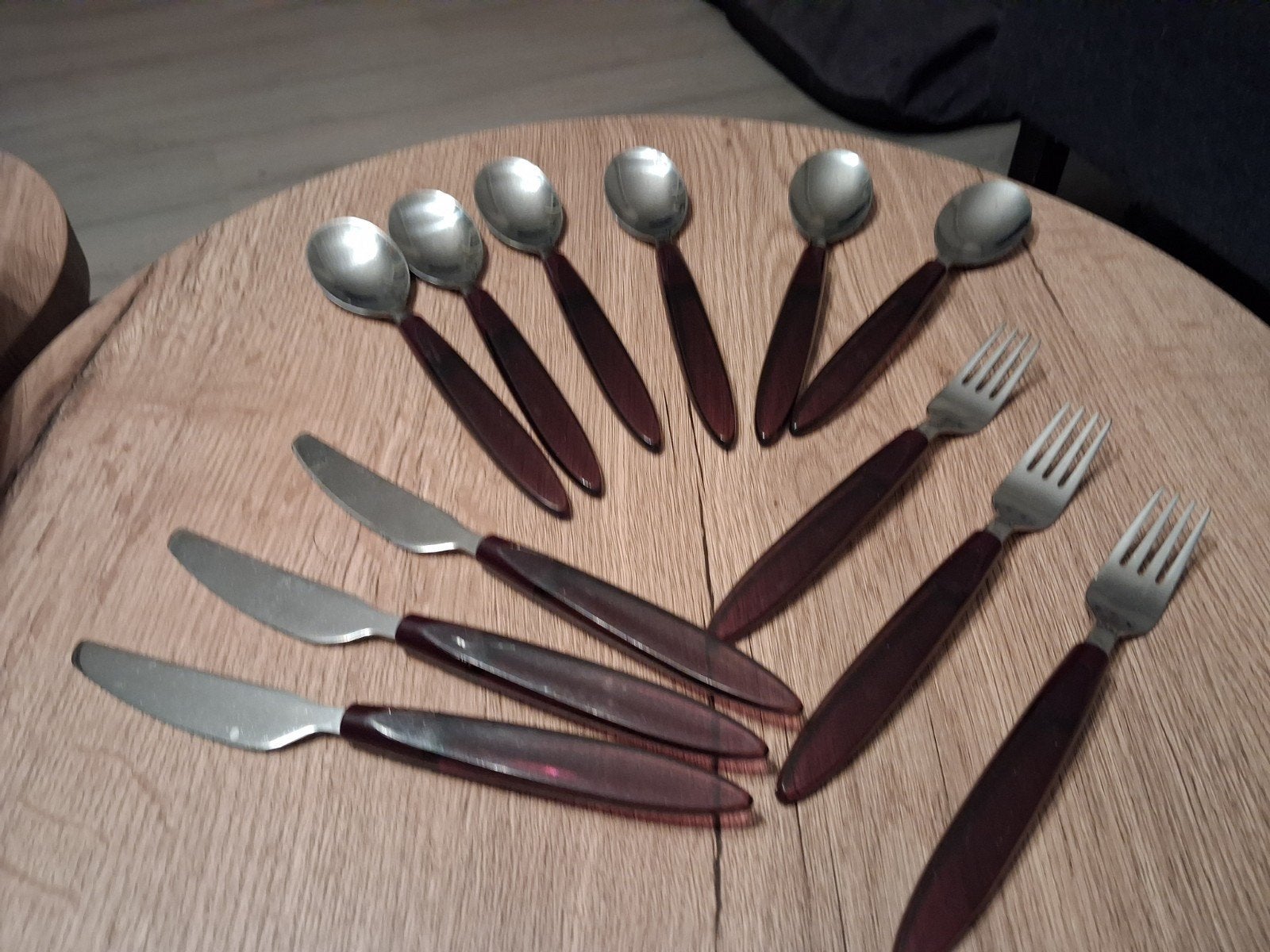 12-delig bestekset met paarse handvatten voor 8€1,-, Ophalen of Verzenden