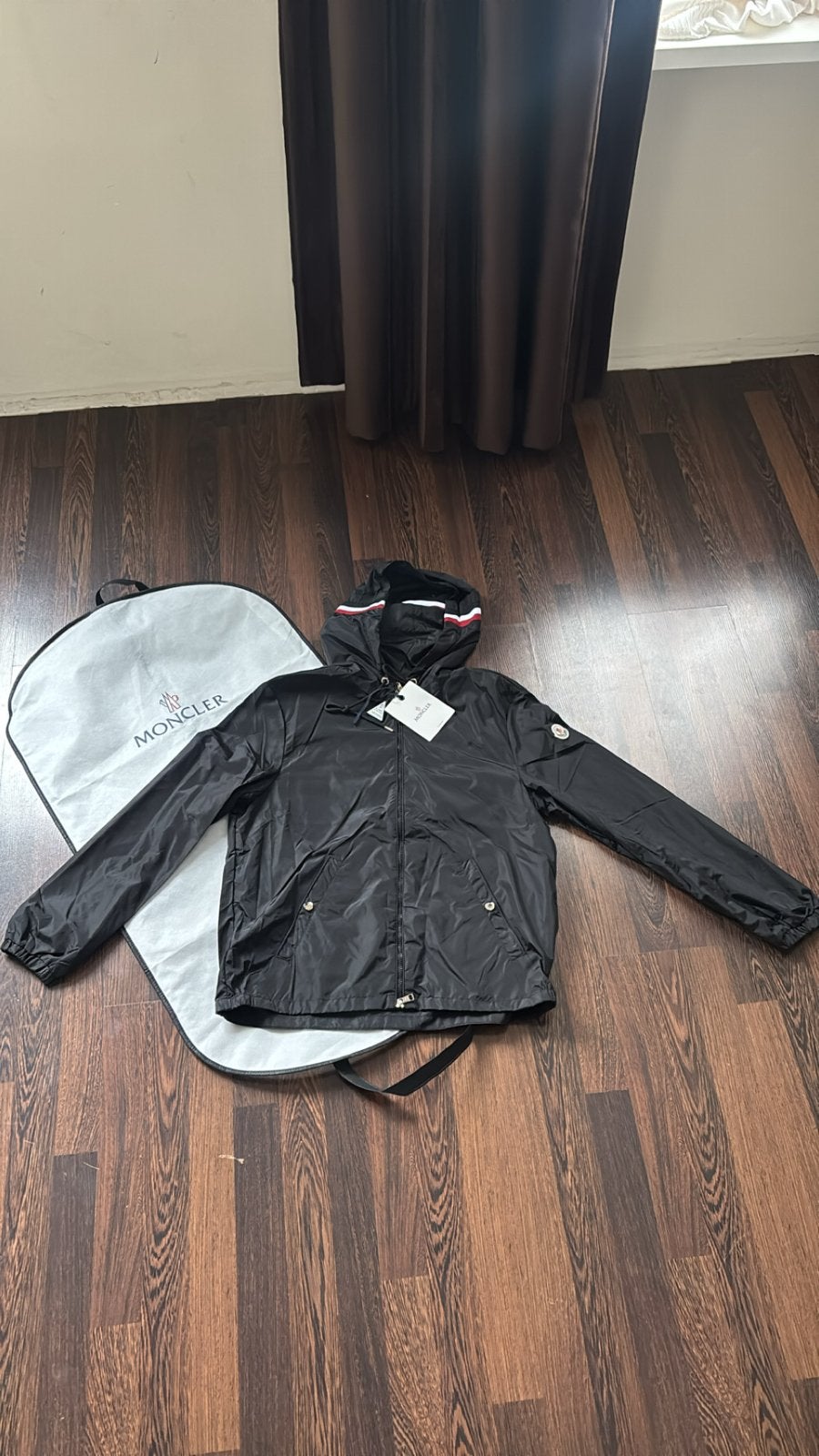 Moncler jas zwart met capuchon - Nieuw met kaartjes, Ophalen, Nieuw, Maat 52/54 (L), Zwart